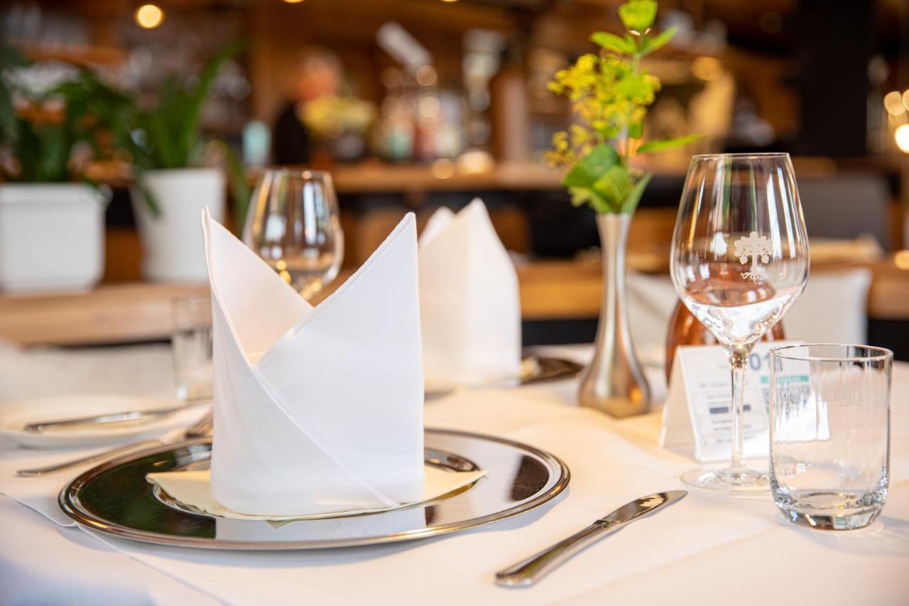 Hotel Restaurant Gruener Baum Und Altes Tor Bad Waldsee Buitenkant foto