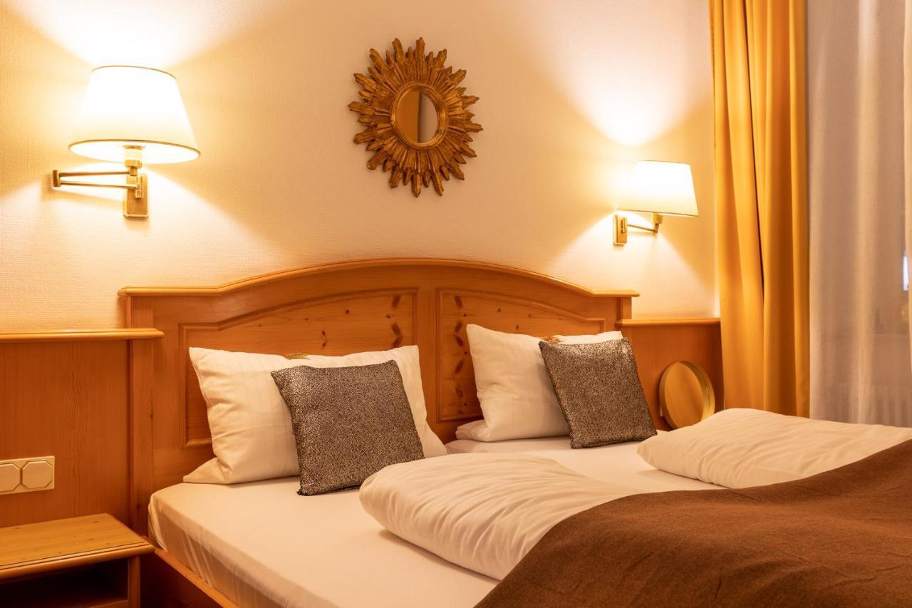 Hotel Restaurant Gruener Baum Und Altes Tor Bad Waldsee Buitenkant foto