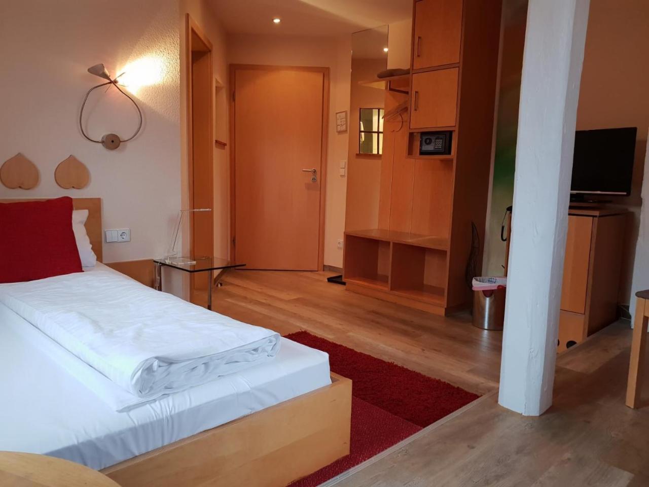 Hotel Restaurant Gruener Baum Und Altes Tor Bad Waldsee Buitenkant foto